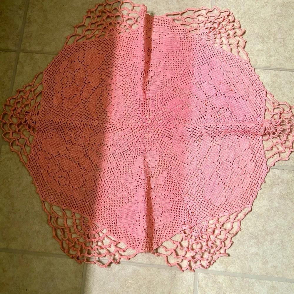 VTG Crocheted pink Octagon shaped small table cover. Measures 26 inches across